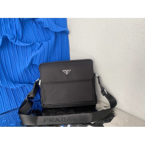 On November 6, 2023, P170 Prada Men's Flap Postman Bag Canvas Crossbody Bag Single Shoulder Bag features exquisite inlay craftsmanship, classic and versatile physical photography, original factory fabric, high-end quality delivery, small ticket dustproof 