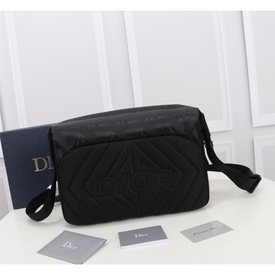 This Dior Explorer messenger bag, 20231126 660, draws inspiration from classic design and incorporates a high-end style for a fresh interpretation. Crafted with black nylon and embellished with a CD Diamond Mirage Ski Capsule pattern, the front is adorned