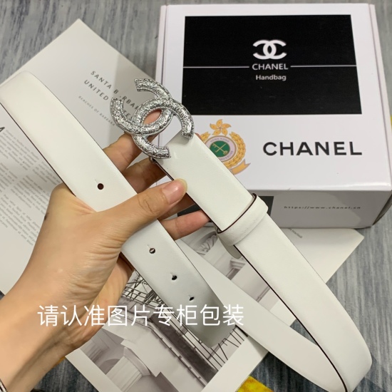 On December 14, 2023, Chanel's new small fragrance has a width of 3.0cm and is exquisitely crafted with engraved buckle heads. Gold and silver buckles are specially designed for women's casual small waist belts, with cabinet packaging