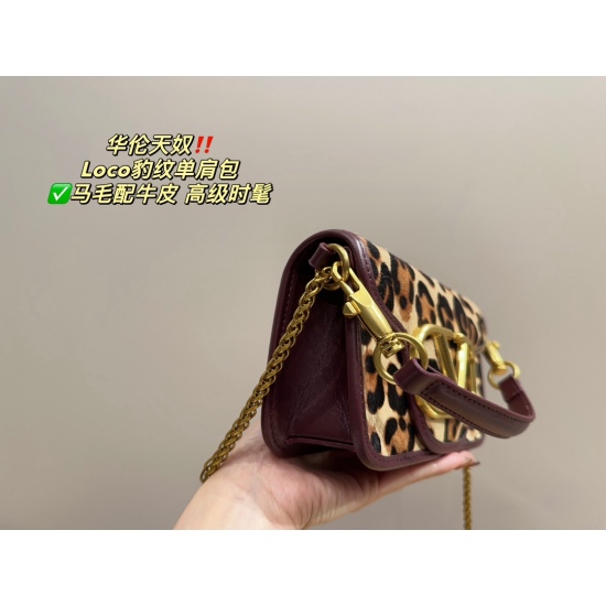 2023.11. Top 10 P245 ⚠️ Size 27.12 Small P235 ⚠️ Size 20.10 Valentino Loco Leopard Pattern Shoulder Bag ✅ The combination of horse hair and cowhide exudes a sense of sophistication. This beauty has a super aura on the upper body, and there's no pressure o