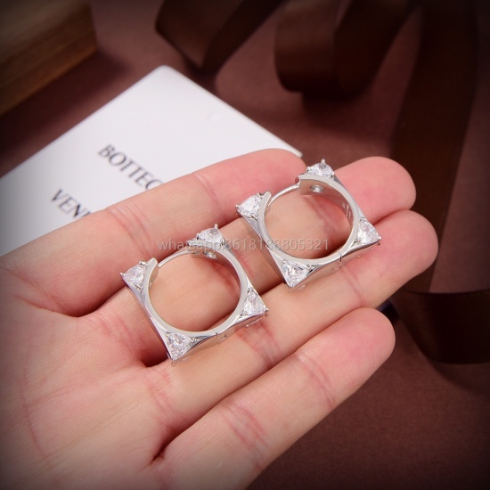 July 23, 2023 ❤️ BOTTEGA VENENTA's new BV earrings have a unique design and personality that completely subverts your impression of traditional earrings, making them charming and eye-catching