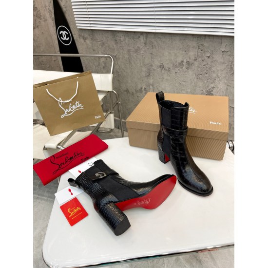 20240403 P325 yuan: Christian Louboutin (CL) will launch a new heavyweight thick heeled boots in 2023, made of shiny calf leather material. Side eye-catching embellishment with elastic gold plated Christian Louboutin (CL) logo design, with a height of 6 i