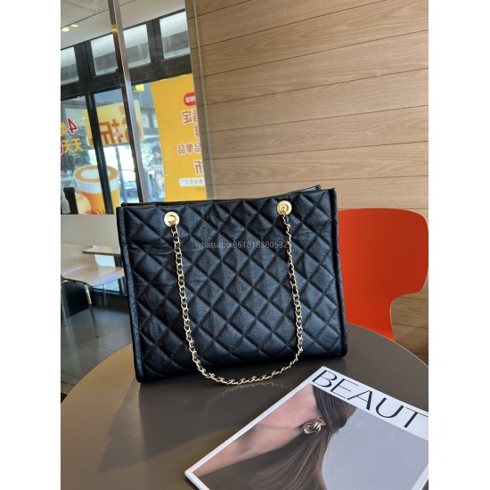 Change's new retro gold coin element shopping bag is easy to see at first glance. It is practical and has a middle chain design on the back. The texture is full of layers of cowhide, and the quality details are in place. The large cerf bag shape can fit a