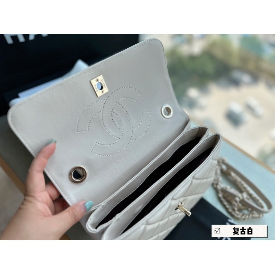 On October 13, 2023, 250 box size: 25 * 18cm, Xiaoxiangjia Trendy CC Organ Bag Series! The upper body is super atmospheric, with a very large capacity! ⚠ Vintage white, soft and comfortable!