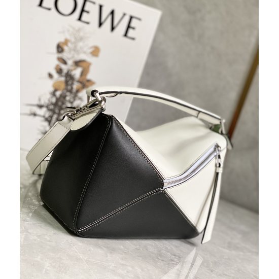 20240325 P930 Top Original Order ‼️ LOEWE ❤️ The latest method is to use imported Spanish calf leather for the interface, full leather inner lining, thin shoulder straps, and bottom nails, which are gentle and comfortable to the touch. The precise cutting