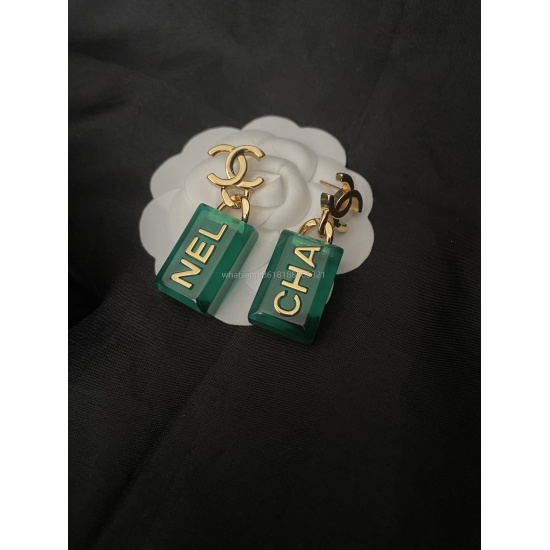 2023.07.23 ch * nel's latest green letter ❤️ Ear studs made of consistent Z brass material