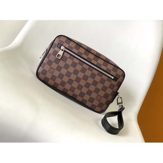 20231125 p490 Top of the line original M41663 lychee grain N41664 black plaid N41663 non plaid M42838 old flower M41663 black flower handbag Pochette Kasai handbag features a compact design made of delicate Taga leather, with LV letters labeled at the bot