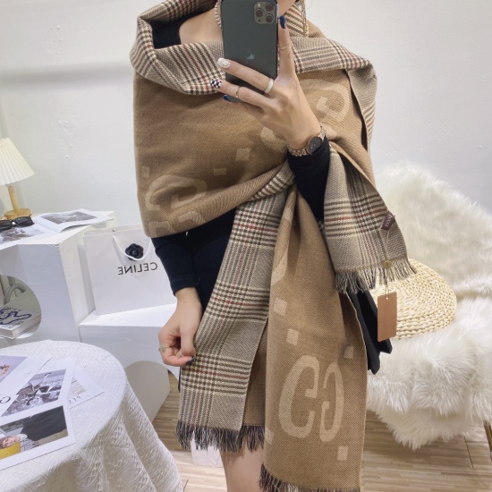 On May 5th, 2023, the latest version of the CUCCl counter, Super Love, is a lightweight scarf made from checkered cashmere fabric and decorated with the Prince of Wales checkered pattern on the back, creating a large feeling in minutes; Fringe details are