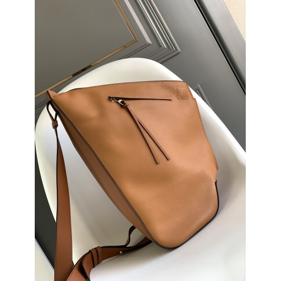 20240325 P1050 Lo * we New Anton Backpack Arrived ✌️ This is a functional streamlined suspension bag made of soft grain calf leather, with an adjustable leather strap and a zippered top design. It can be folded when in use and can be secured with a snap f