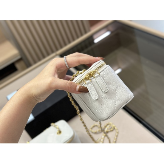 On October 13, 2023, 190 200 comes with a foldable box Size: 11.9cm 17.10cm Chanel Mouth Red Envelope Box Bag Small, Cute, High Quality! Very advanced!