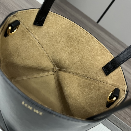 20240325 p820 L ⊚℮℮℮ The new mini glossy cowhide Puzzle Fold handbag draws inspiration from the geometric lines of the brand's classic handbag collection and reinterprets it with geometric architectural beauty inlays. It can be fully folded, making it a t
