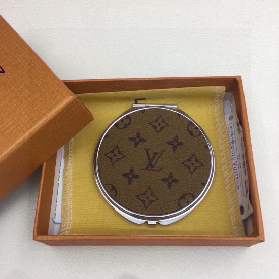 20240401 85 yuan original packaging LV new popular mirror, essential for makeup and makeup, compact and convenient to carry. 8.5cm
