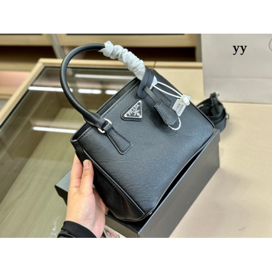 2023.11.06 230 Gift Box Prada This season, many new models are not only bags, but also hats, and clothes are all explosive! It looks great! This kind of person can't extricate themselves at a glance! I immediately fell in love with this one, and I really 