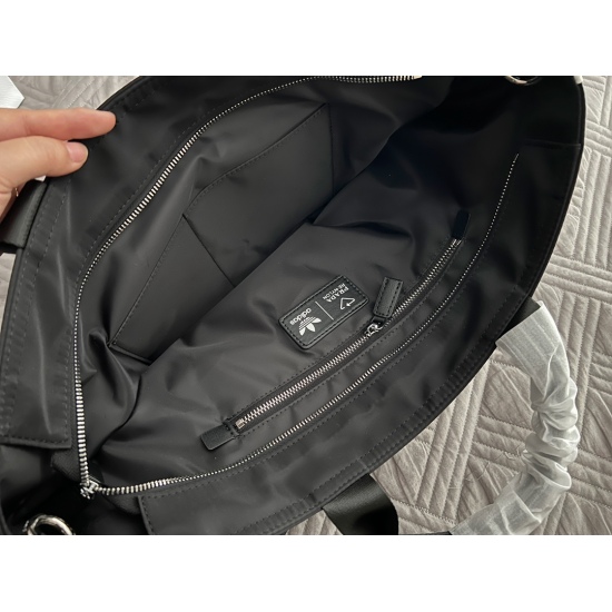 2023.11.06 190 Boxless Size: 40 * 38cm First PradaxAdidas Co branded Bag, Genuine Fragrance, and Nice Back for Boys! The girl's back is super handsome! Travel bag/fitness bag/search prada travel bag shopping bag