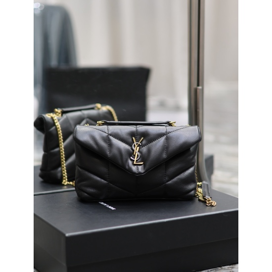 20231128 batch: 650 black tricolor hardware buckle double chain Loulou Puffer mini_ Mini size double chain bag is here! The whole bag is made of soft Italian sheepskin, paired with Y family diagonal stripe stitching technology. It has a soft texture front