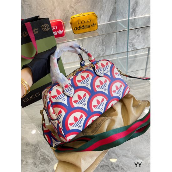 On October 3, 2023, p195 was truly amazed by Gucci X Adidas. Explore the joint collection of ribbons and GG letter interweaving patterns cleverly paired with white three stripes and clover logo. The inspiration for this collection comes from the creative 