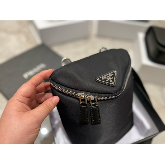 2023.11.06 190 box size: 16 * 20cmprad triangle bag, I really fell in love with it at a glance! Both spring, summer, autumn, and winter can be carried for both men and women!