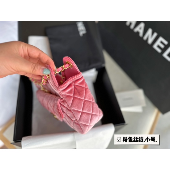 On October 13, 2023, 215 140 box size: 19 * 13c 22 * 15cm, Xiaoxiangjia 23c Cowhorn Hobo, the weather is getting cooler! I really need to change my bag! Pink velvet is playful and expensive. Who can handle the new pink velvet hobo!