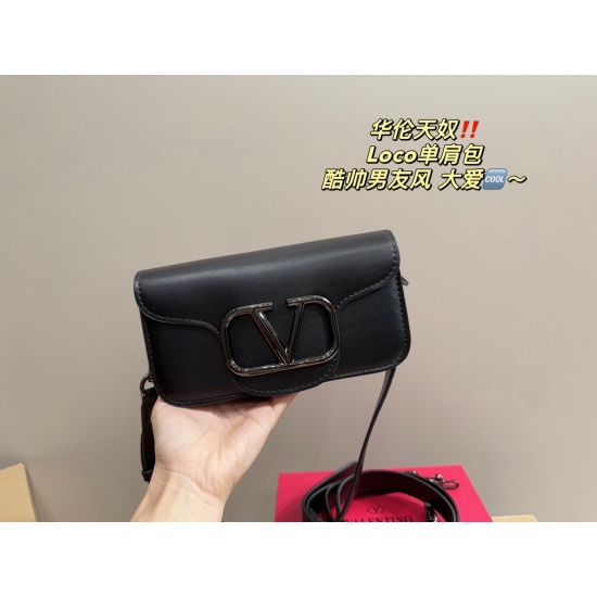 2023.11. 10 large P200 folding box ⚠️ Size 27.11 Small P195 Folding Box ⚠️ Size 20.10 Valentino Loco shoulder bag, classic large V logo, and shoulder straps are just right in size. It can be used to hold items such as phones without worrying about not bei