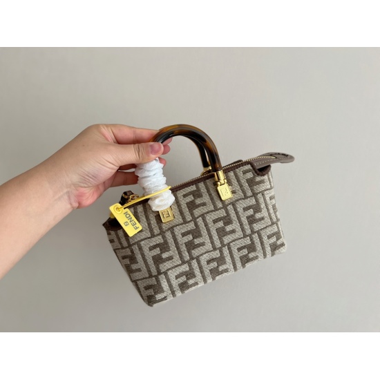 2023.10.26 220 box size: 19 * 13cm fendi mini new product configuration packaging 〰️ FD score is really practical!!