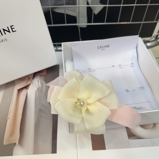 20240413 P 55 comes with a Chanel (Chanel) new floral hair loop in the packaging box, which is refreshing and super beautiful in summer! Fairy must enter