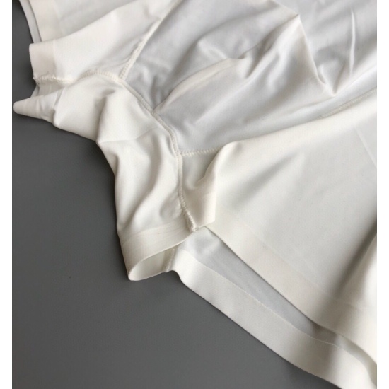 On December 22, 2024, Armani Men's Thin Ice Silk Underwear adopts seamless pressure glue technology with seamless seamless seamless stitching. It is made of high-grade goat milk silk material, which is lightweight, breathable, smooth, and has no binding f