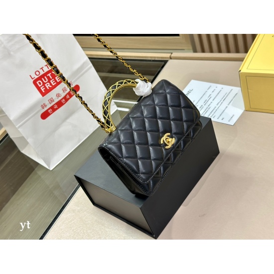 On October 13, 2023, 215 comes with a folding box and an airplane box size of 20 * 13cm. Chanel Handheld Facai Series has various awkward shapes