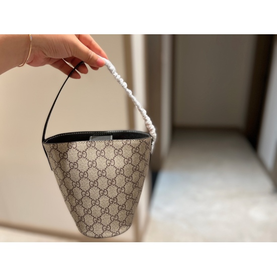 On March 3, 2023, the exclusive launch of the 160 box size: 12 * 18cm pineapple bag, the best looking GG family small shopping bag, was sold out of stock after being launched, and the child's heart remained awake ♀️  ♀️  ♀️ A very practical style for dail