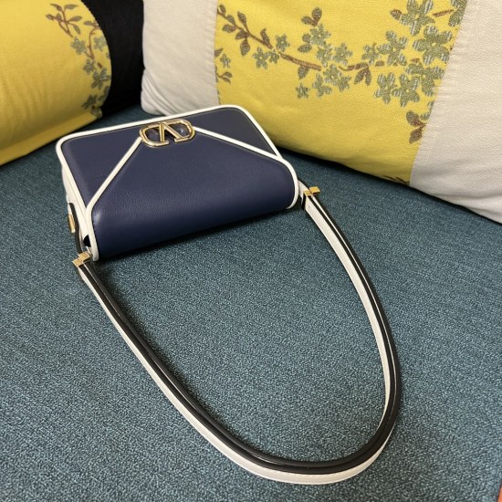 20240316 Original Order 860 Special Grade 980 Model: 1050S (Small) GARAVANI LETTER Small Calf Leather Handbag, Comes with VLOGO Signature Button Opening and Closing - Comes with Detachable Chain Shoulder Strap, Can Switch Between Crossbody and Shoulder - 