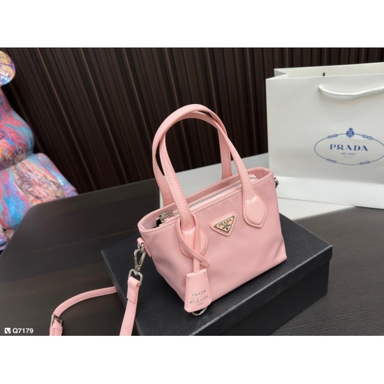2023.11.06 160/85 gift box Prada Tote bag, the version is endless, and it has existed since ancient times. Many struggling households will choose it first! The concave shape is also appropriate, super fashionable!! Size Small: Small 15.12cm Large 22.17cm