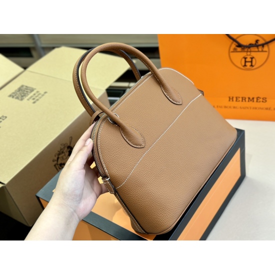 2023.10.29 300 310 Comes with a box of Hermes cowhide shell wrap ✅ Top level original order ✅ Comes with a scarf and pony pendant (color random), sweet and cool. Love it all, classic and versatile. Every trendy and cool girl must have a size of 27.20cm an