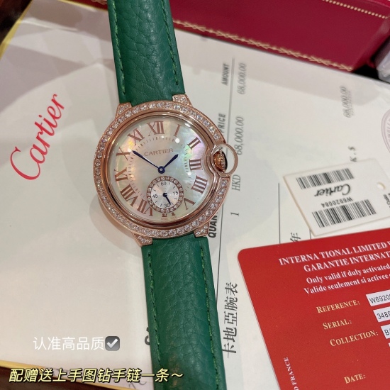 20240417 300.320 New Peacock Green symbolizes a noble and mysterious color scheme ❗ (1 diamond bracelet as a gift)~Immortal Green is really becoming more and more popular. The customized lychee grain leather particles have just the right saturation, and t