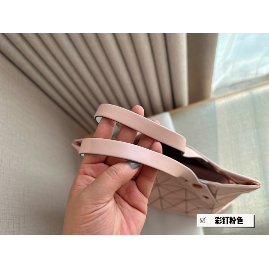 2023.09.03 185 Unpacked Upgrade issey miyake BAOBAO Miyake Shopping Bag: 6x6 size 34x34cm 〰️ Ju Ju Ju looks great! Equipped with genuine black and white card and genuine hardware seamless splicing