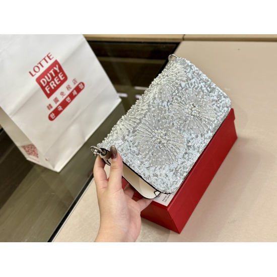 2023.11.10 490 original single box size: 22.13cm Valentino new product! Who can refuse Bling Bling bags, small dresses with various flowers in spring and summer~It's completely fine~