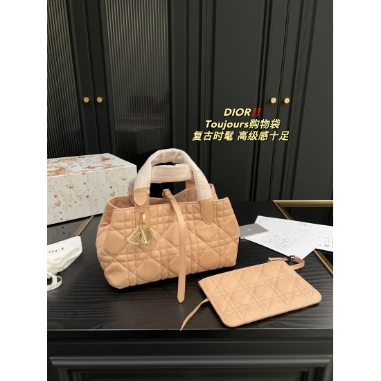 2023.10.07 P255 folding box ⚠ The size of the 26.16 Dior Toujours shopping bag is simply irresistible, showing a sense of elegance and sophistication. It is a must-have item for beauty collection