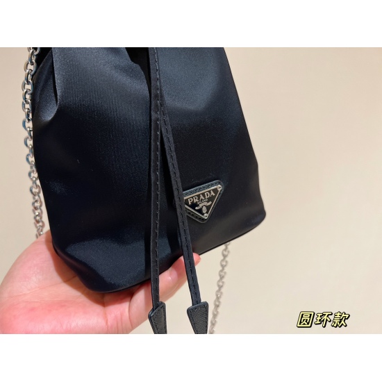 2023.11.06 165 box size: 15 * 19cm, exquisite, lazy, and good-looking. No objection! The design of the Prada bucket bag nylon bucket bag drawstring strap is very convenient to take and place~Take a good look at both the hand and crossbody! ⚠️ Not only can