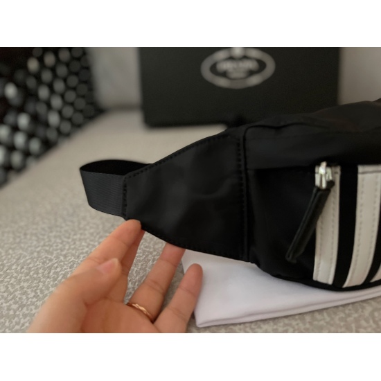 2023.11.06 180 box size: 26 * 11cm Launch PradaxAdidas Co branded Bag with Genuine Fragrance for Boys and Nice Back! The girl's back is super handsome! Search Prada Waistpack