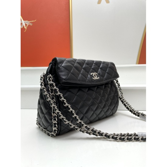 On July 20, 2023, the large and small Chanel chain denim tote bag can be easily handled with any combination. It is low-key, textured, and has a large capacity. Size: 31x25cm: cc329 sheepskin size: 33 * 30cm