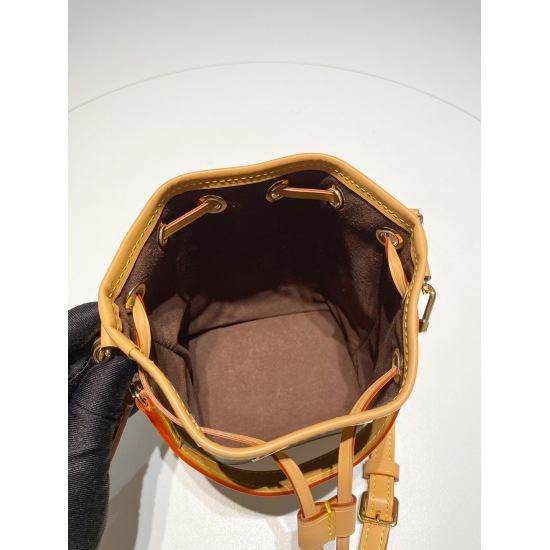 2023.10.1 Complete packaging with official website p255LV new NANO NO handbag single shoulder crossbody handbag mini bucket bag size: 16 * 13 * 10CM shoulder strap can be disassembled and adjusted