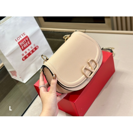 2023.11.10 245 box size: 24.16cm Valentino new product! Who can refuse Bling Bling bags, small dresses with various flowers in spring and summer~It's completely fine~