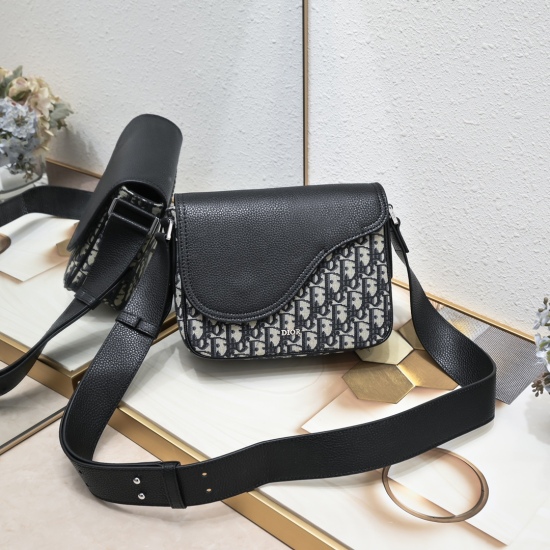 On July 20, 2023, this mini saddle messenger bag is exquisite and fashionable, with a single fabric (with box) batch [hair] [hair] [top-level original]. Crafted with black grain cow leather and adorned with a flip and 