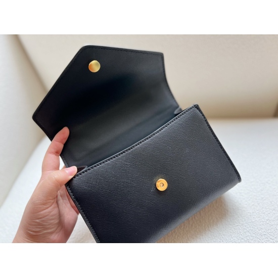 2023.11.06 200 box size: 21 * 14cmprad New product configuration packaging for messenger bags 〰 The leather material is thick and textured
