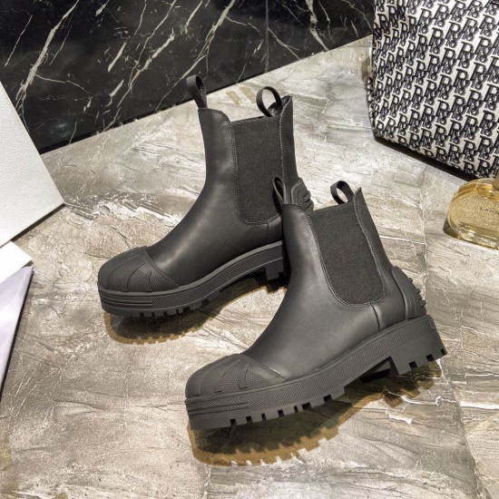 20240414 p240. The Dio autumn and winter counters are synchronized with the latest Martin boots with shell heads. This D-Major boot features unique design elements to create a striking appearance. (Strap Mid Barrel Martin Boots) ➕ Elastic Chelsea Short Bo