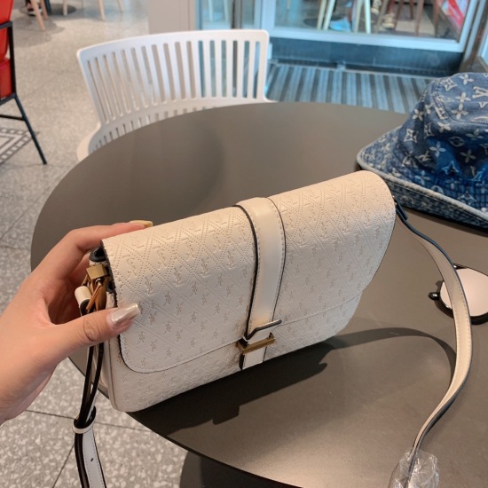 2023.10.18 P190 Gift Box YSL ♥ Saint Laurent's new embossed crossbody bag counter has long become the favorite of celebrities/internet celebrities. This low-key yet ultra high and stylish one is said to be a must-have for YSL girls. Elegant and noble, it 