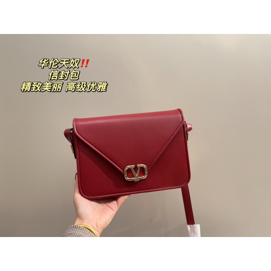 2023.11.10 P215 ⚠️ Size 24.15 Valentino envelope package is exquisite, beautiful, senior and elegant. It is easy to control. No clothes or seasons can be selected all the year round. cool and cute. The tall girl can carry it. The girl with a small tempera