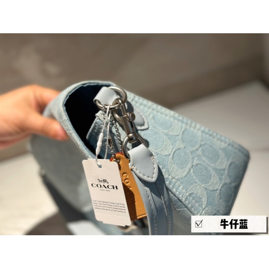 On October 13, 2023, 250 comes with a box size of 26.5 * 17cmC Home Fragrant Bud 40 Denim Soft Tabby Popular King Fragrant Bud Handheld/Underarm/Crossbody/Equipped with three shoulder straps to switch different styles!