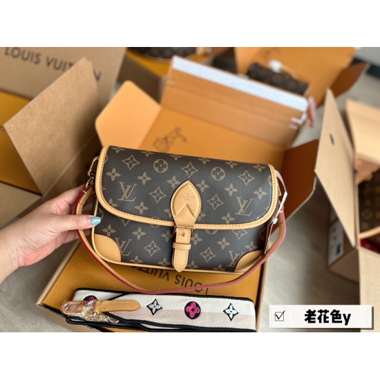 2023.10.1 240 comes with a full set of packaging size: 25 * 17cmL Home Diane Stick Handbag, custom aged fabric with dark tree cream leather and two shoulder straps 〰️ Search Lv Fa Staff