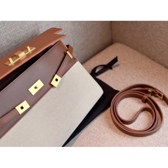 On October 18, 2023, the 245 comes with a box size of 29 * 20cm YSL Manhattan, unlocking a summer canvas bag... It's really a great feeling to carry. Manhattan is the lowest key, simple and atmospheric! The size is just right!