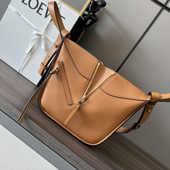 20240325 Original Order 980 Special Grade 1100Loewe Soft Grain Cow Leather Compact Hamlock Handbag (New Size) The new version of the hammock bag is a multifunctional handbag with a soft side body that can be released to change shape * This new compact ver