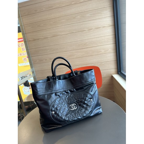On July 20, 2023, Chanel's new shipment comes in the small size 9801/31CM. Simple, advanced, and relaxed. The top is rare, with a retro embroidered three-dimensional logo on the front, supporting the highlights of the entire bag. Simple, retro and fashion